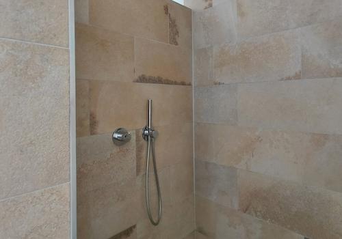 Offene Dusche im OG
