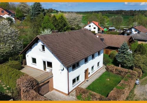 Seitenansicht mit Blick auf den Balkon und die Garage