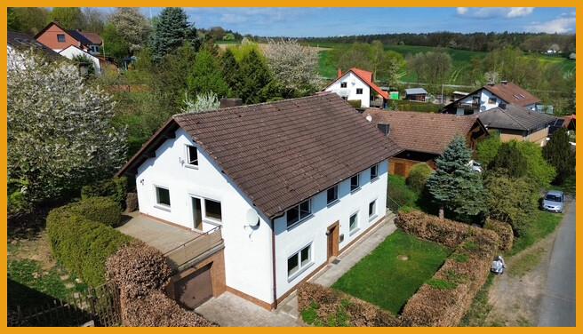 Seitenansicht mit Blick auf den Balkon und die Garage