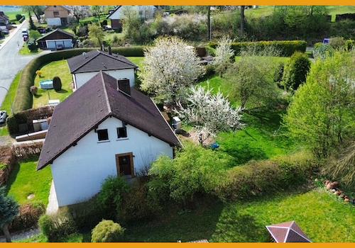 Giebelansicht und Grundstück
