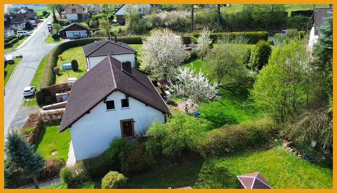 Giebelansicht und Grundstück