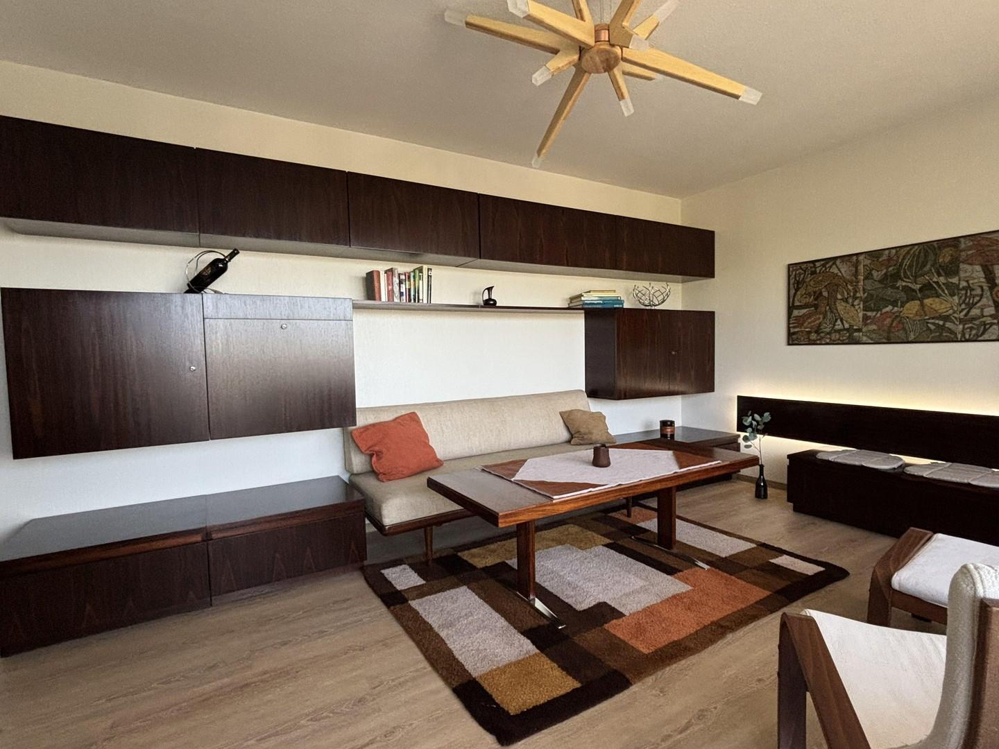 Das geräumige Wohnzimmer