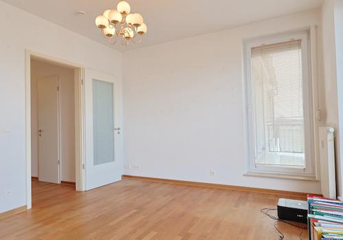 Schlafzimmer mit Zugang auf den Balkon