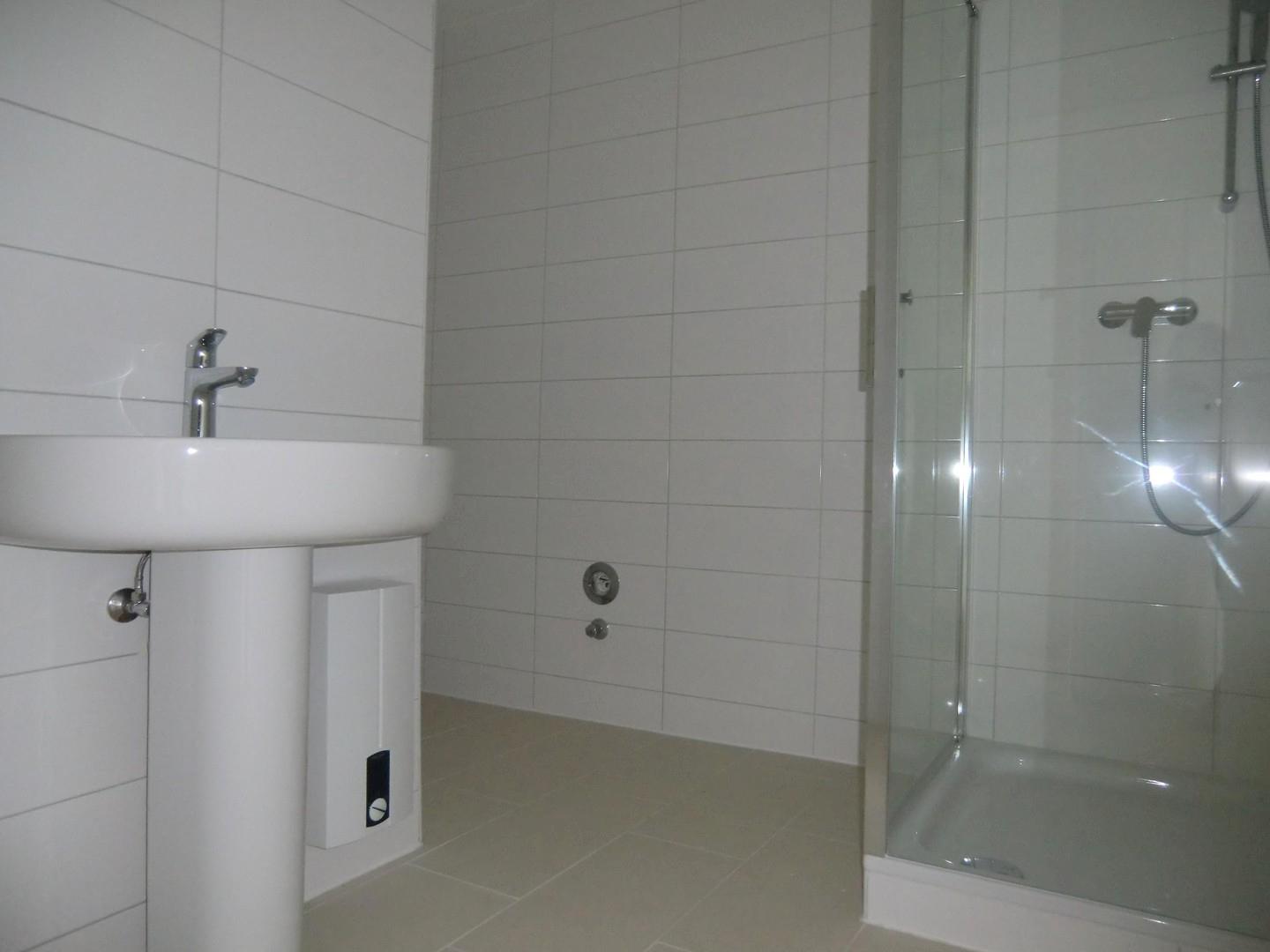 Bad/Dusche und Waschtisch