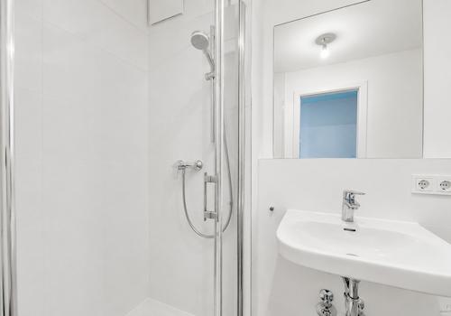 Bad mit neuwertiger Dusche