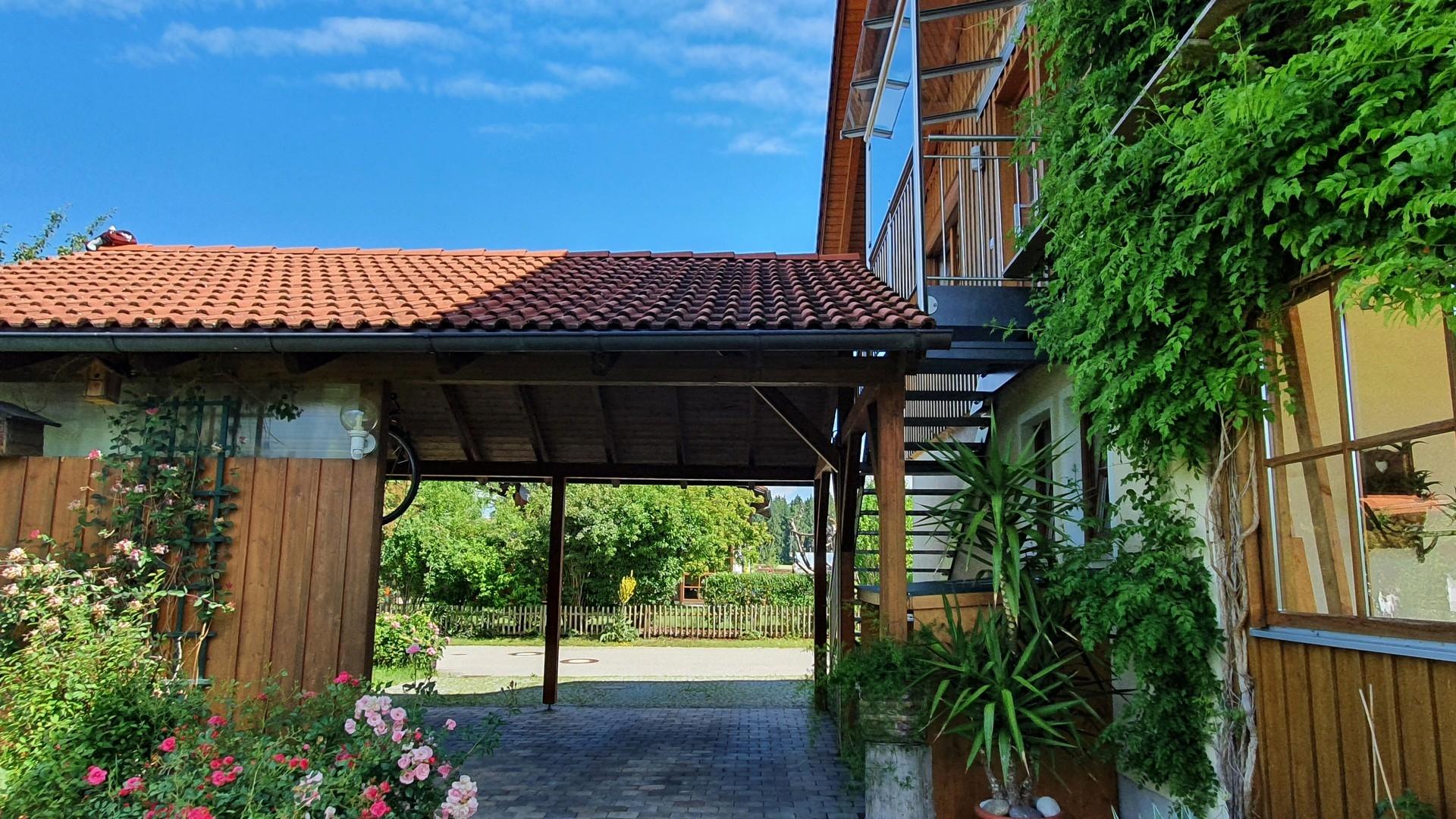Carport, Stellplatz und Treppe