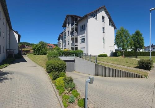 Außenansicht mit Tiefgarage