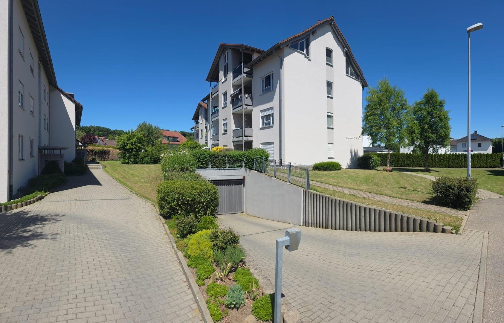 Außenansicht mit Tiefgarage