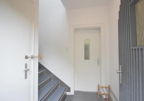 Eingangsbereich EG-Wohnung mit sep. Kellerzugang links