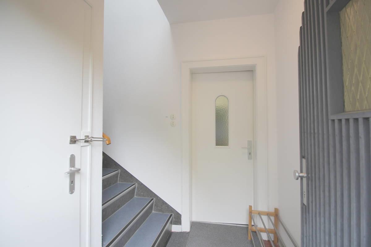 Eingangsbereich EG-Wohnung mit sep. Kellerzugang links