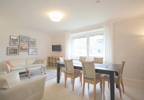 Großzügiges Wohnzimmer EG-Wohnung