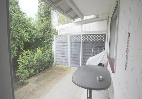 Küchenblick auf teilüberdachte EG-Terrasse