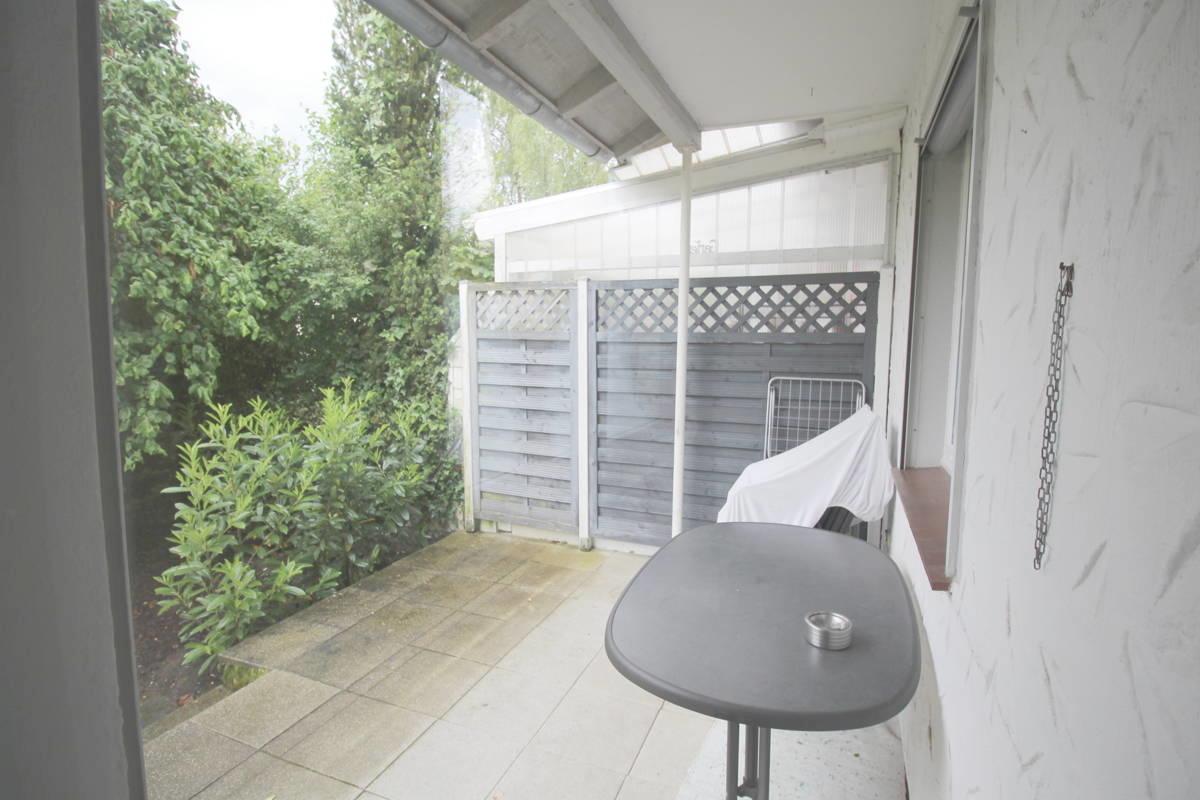 Küchenblick auf teilüberdachte EG-Terrasse