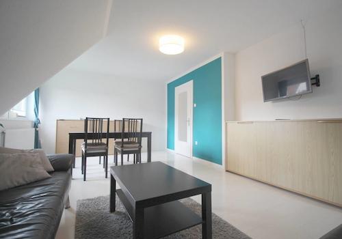 Wohnzimmer DG-Wohnung mit Türblick