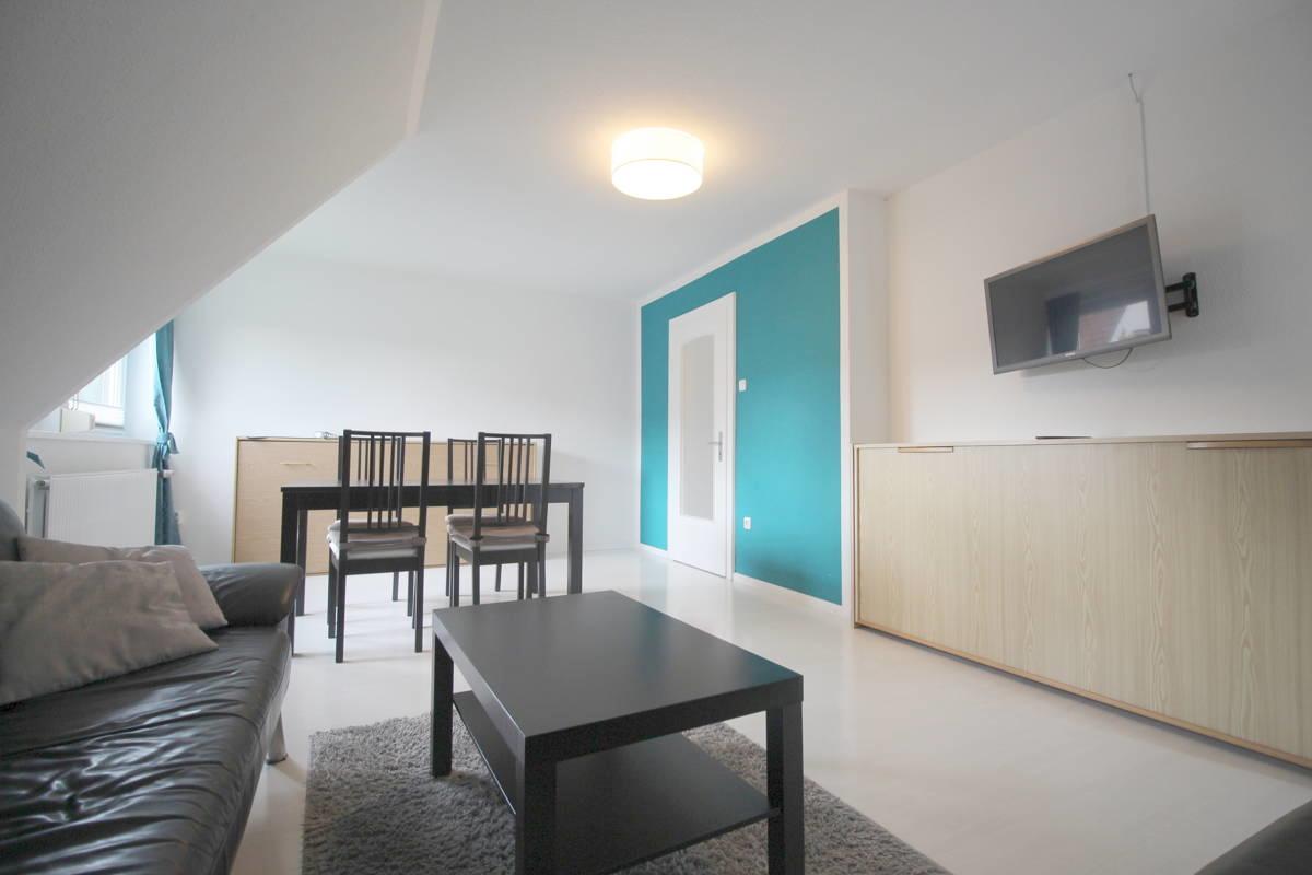 Wohnzimmer DG-Wohnung mit Türblick