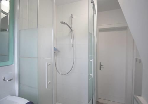 Duschbad in DG-Wohnung mit Türblick