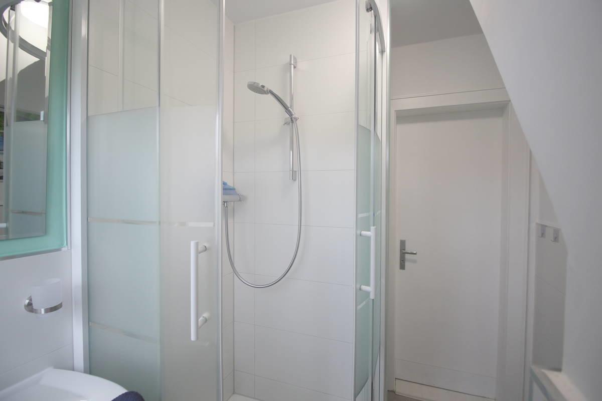 Duschbad in DG-Wohnung mit Türblick