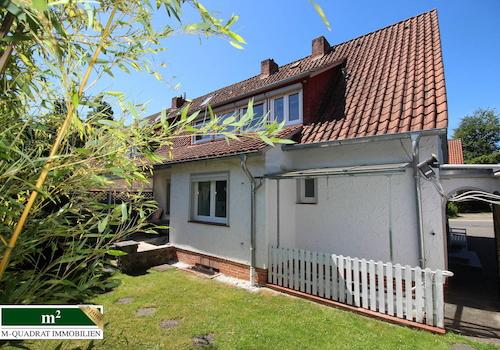 DHH mit Blick auf Eingangstür zum Gartenparadies