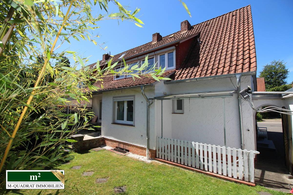 DHH mit Blick auf Eingangstür zum Gartenparadies