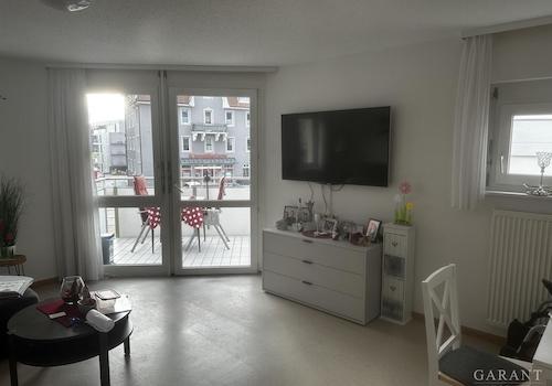 Wohnzimmer mit Zugang zum Balkon
