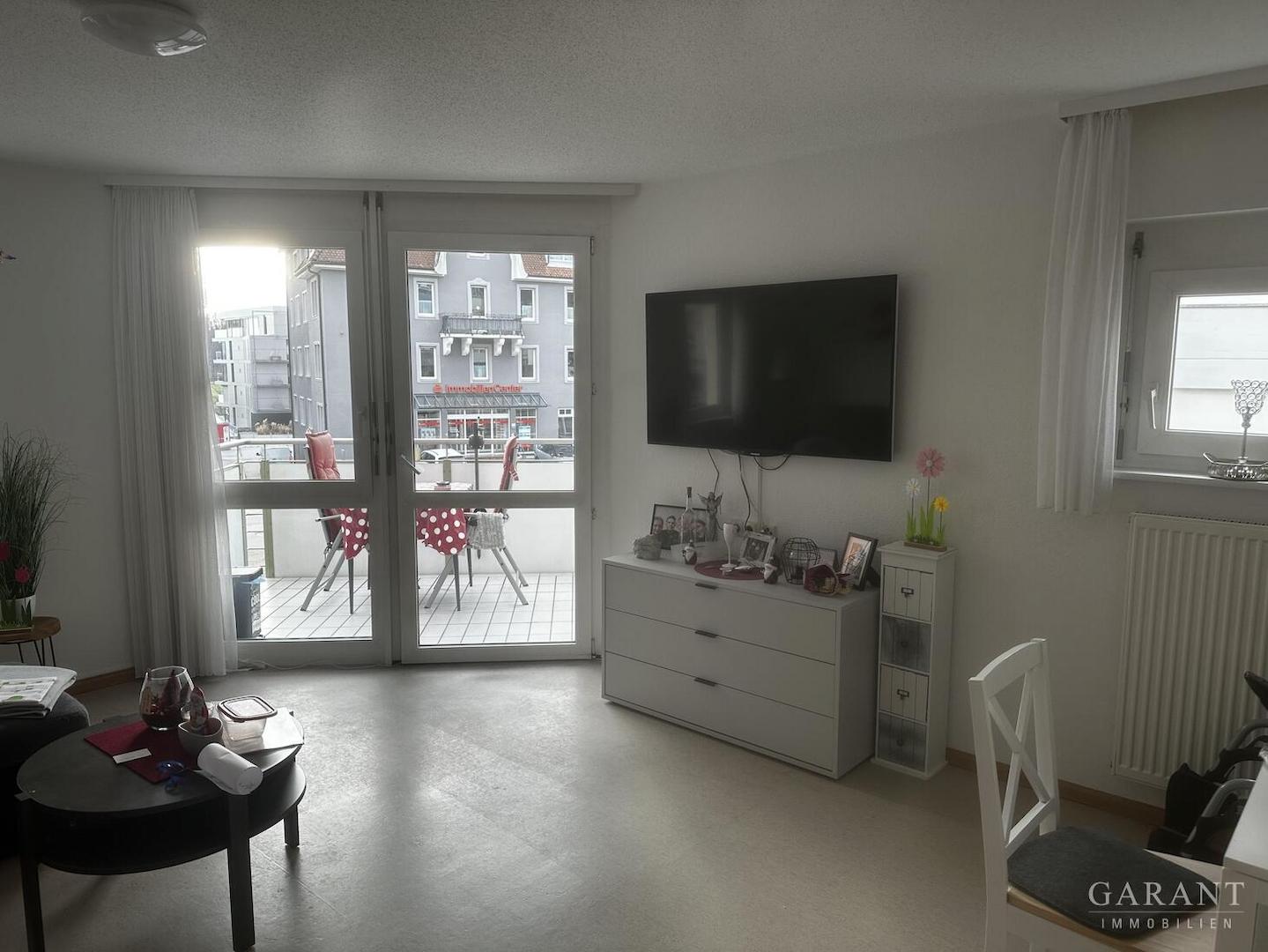 Wohnzimmer mit Zugang zum Balkon