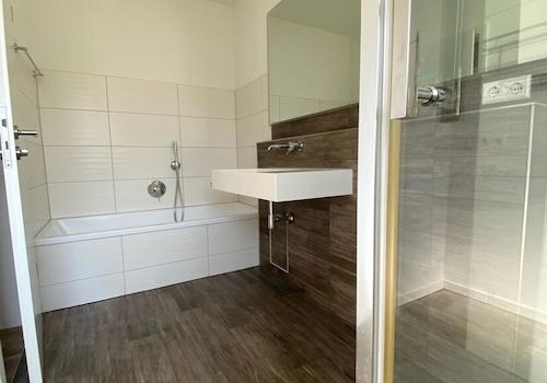 Bad mit Wanne