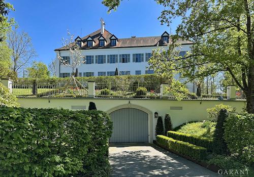 Schlossansicht mit TG-Einfahrt