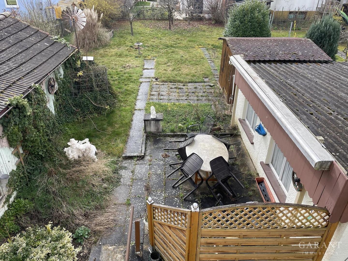 Blick vom Haus in den Garten