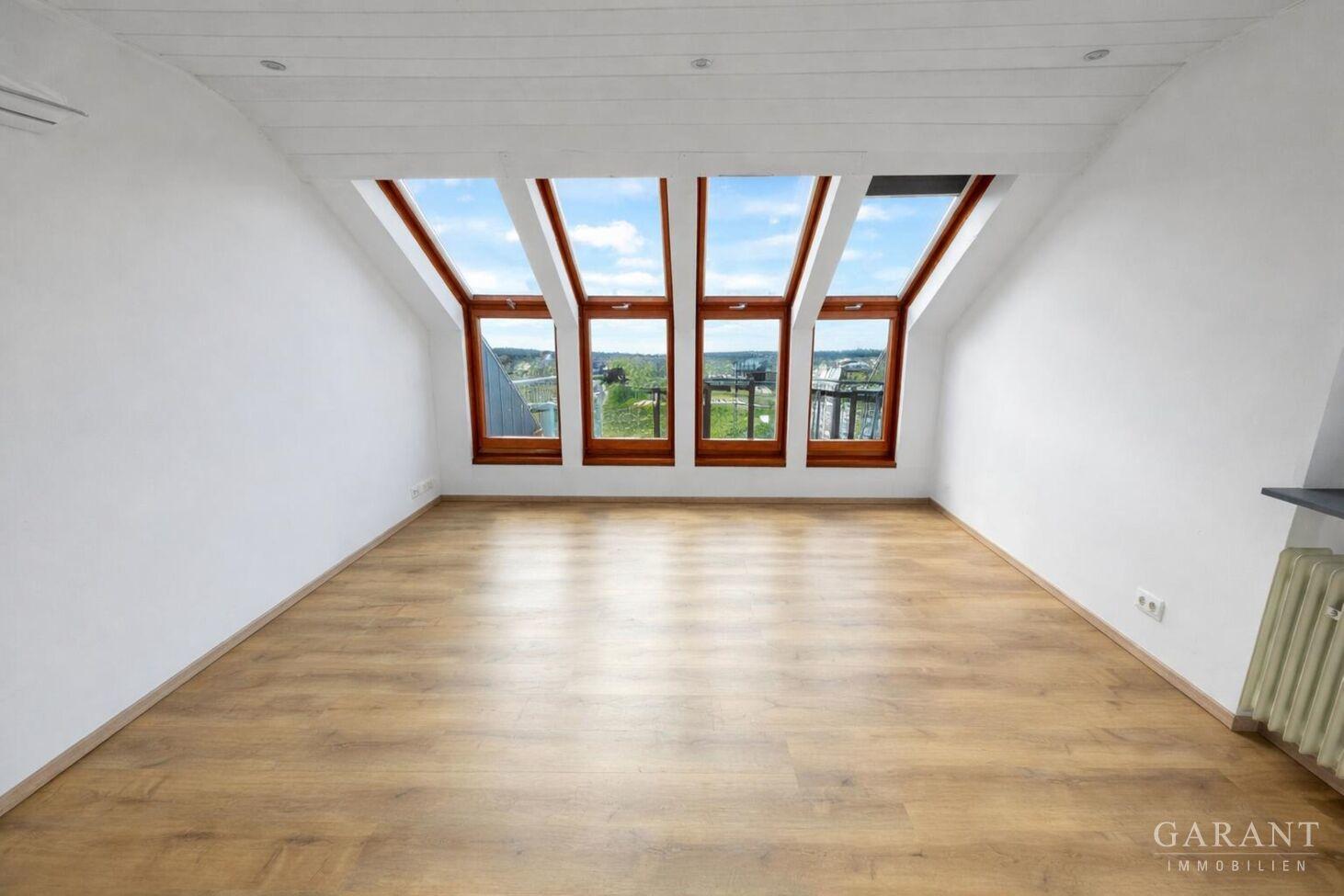 Wohnbereich mit Ausstieg zum Balkon Bild mit KI Un