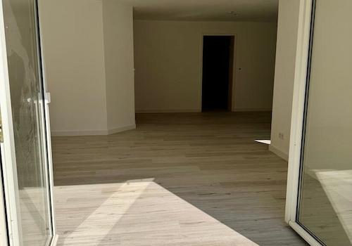 Blick ins Wohnzimmer von terrasse