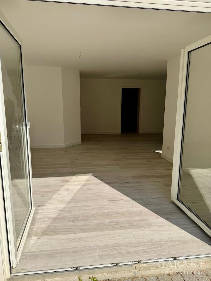Blick ins Wohnzimmer von terrasse