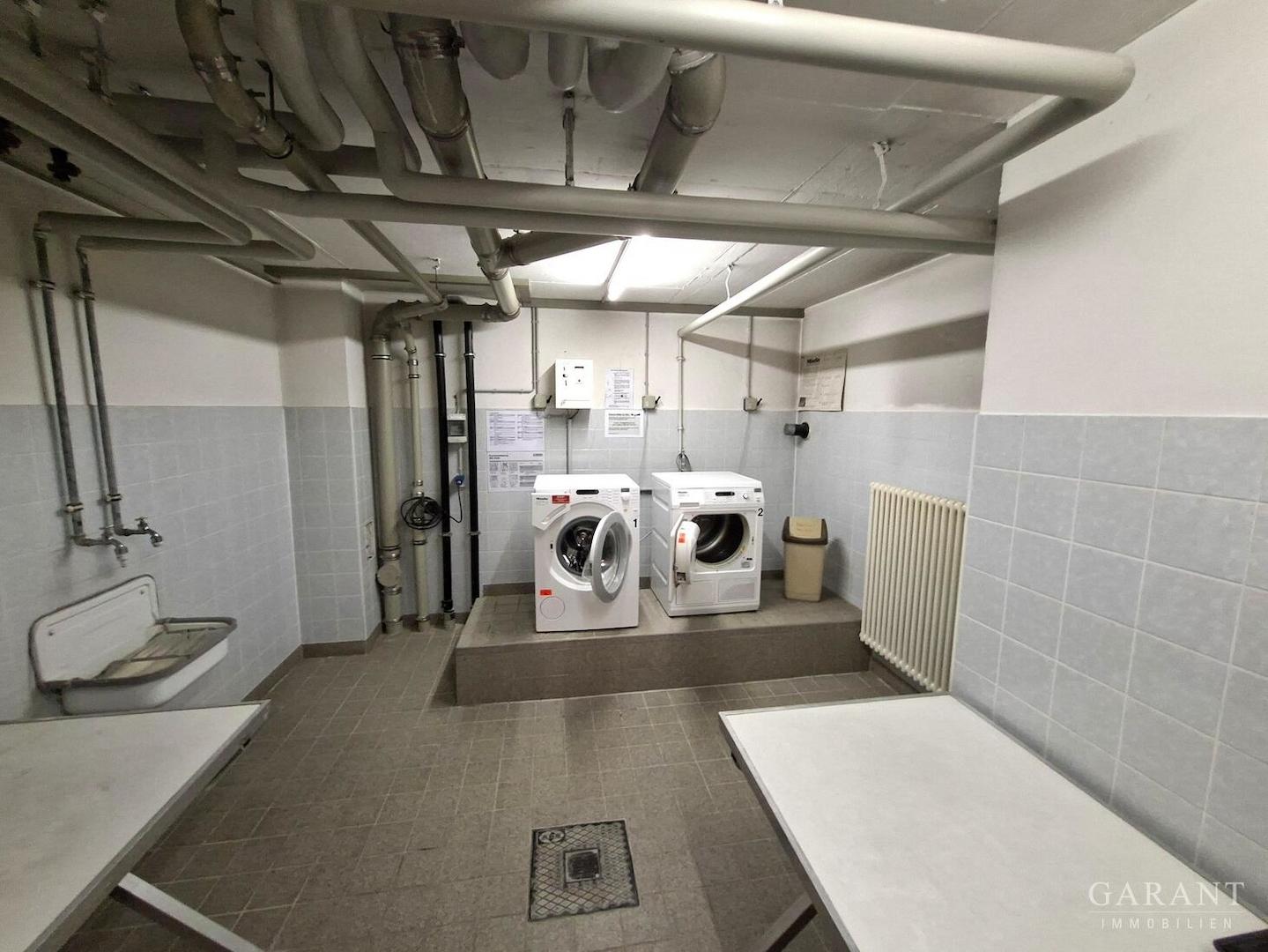 öffentliche Waschmaschine und Trockner