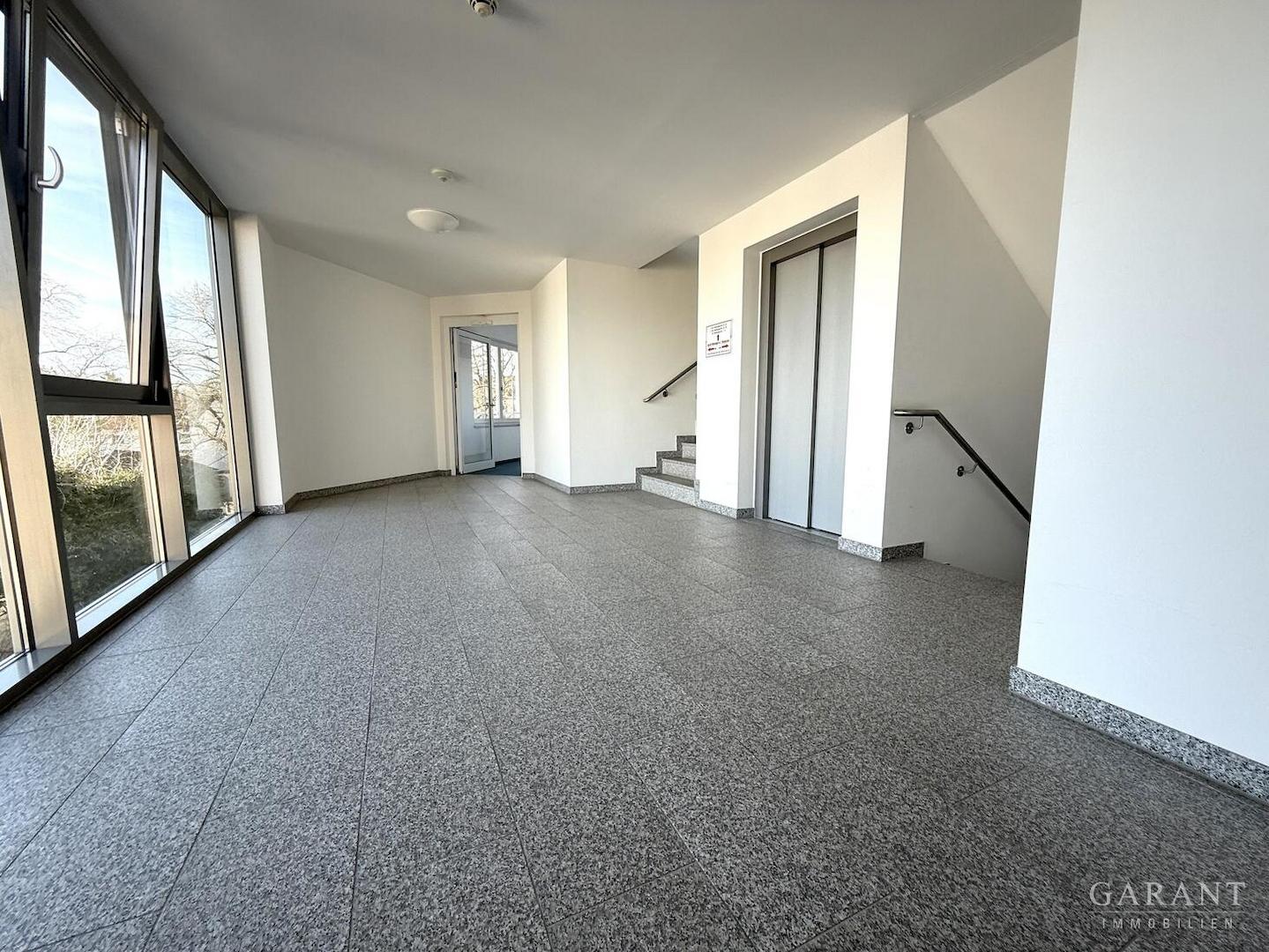 Treppenhaus/ Aufzug