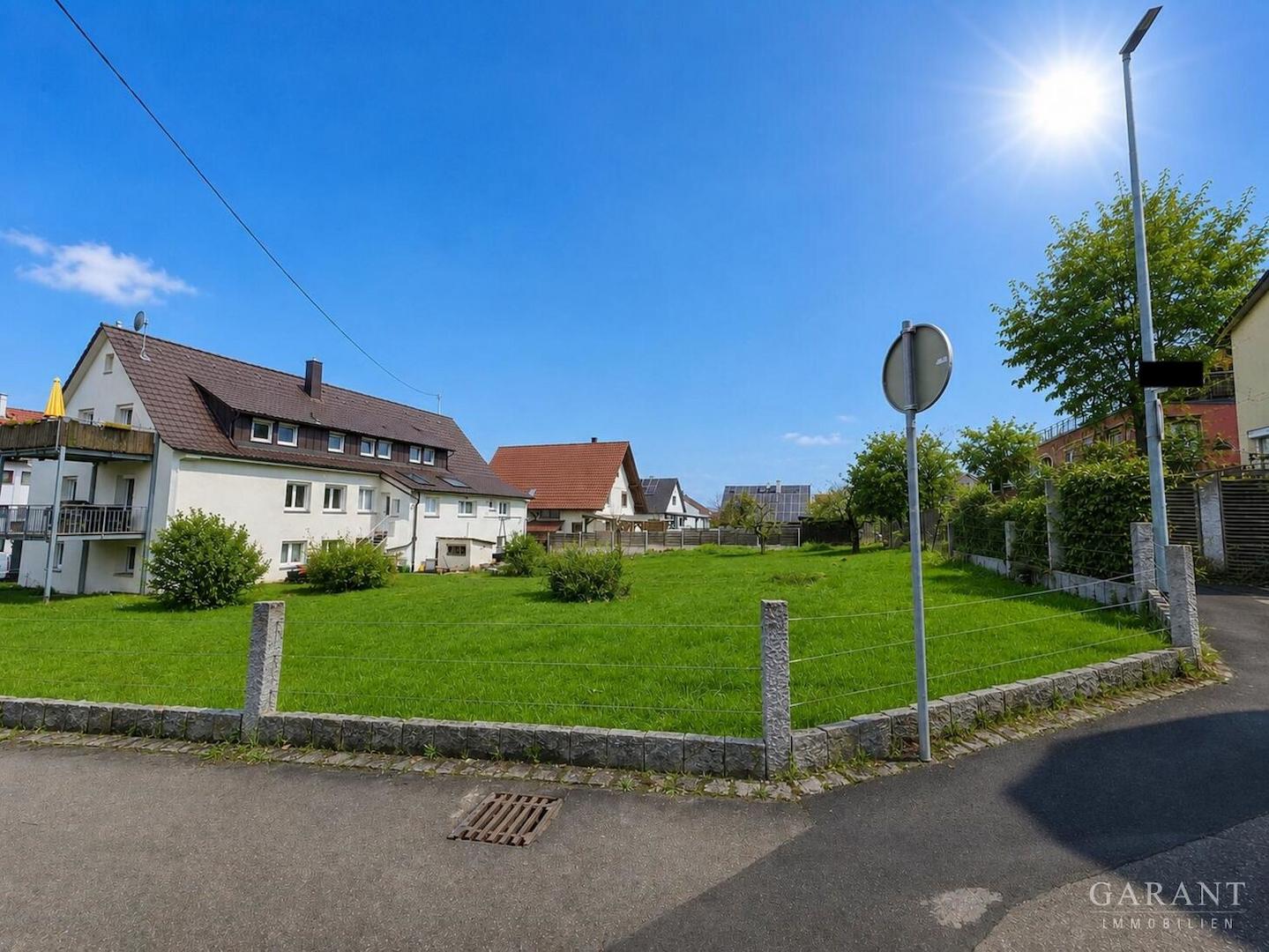 Hausansicht mit angrenzendem Grundstück