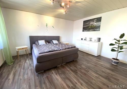 Blick ins Schlafzimmer OG