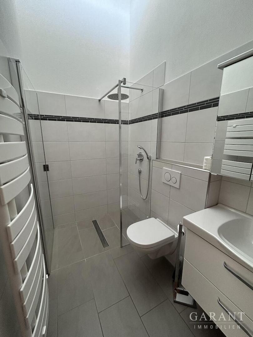 Modernes Bad mit XXL-Dusche