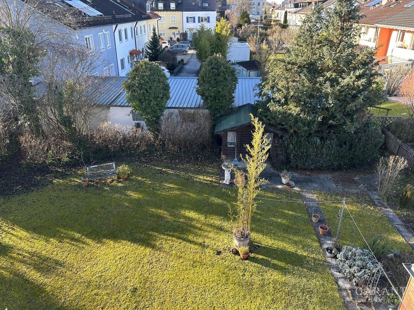 Blick vom Westbalkon in den Garten