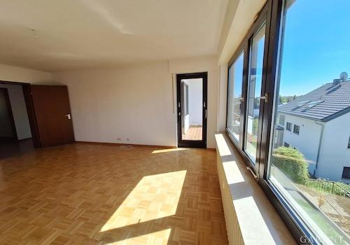 Wohnzimmer u. Balkon