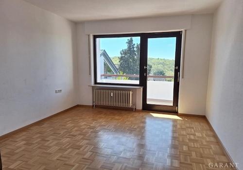 Schlafzimmer m. Balkon