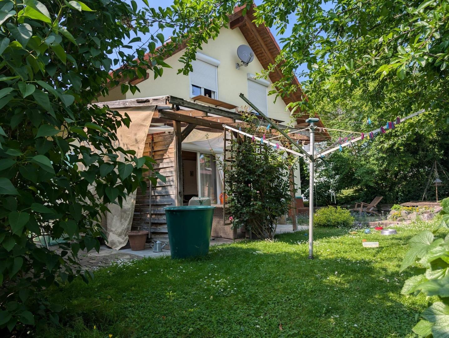 Terasse und Garten hinter Haus