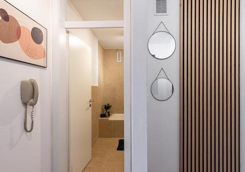 Garderobe und Blick ins Bad