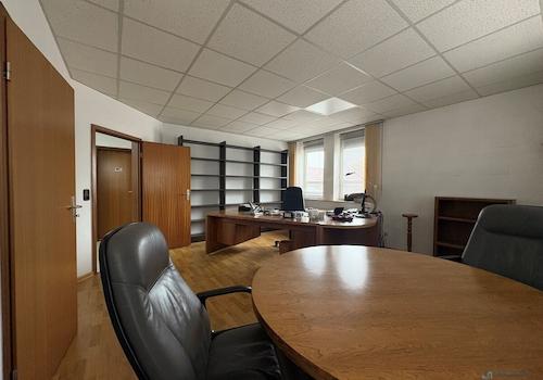 Büro links hinten vom Fenster