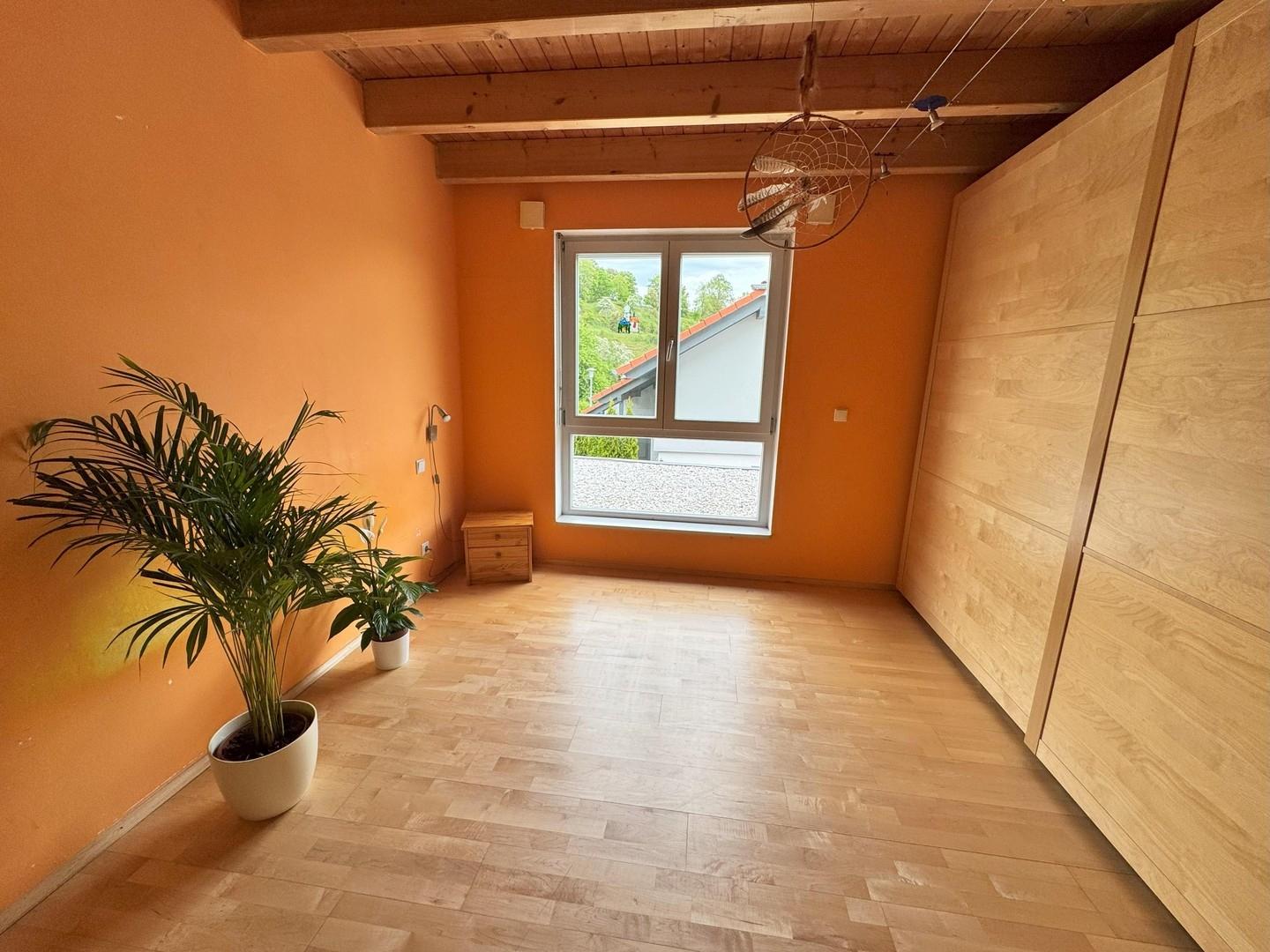 Zimmer zur Straße OG