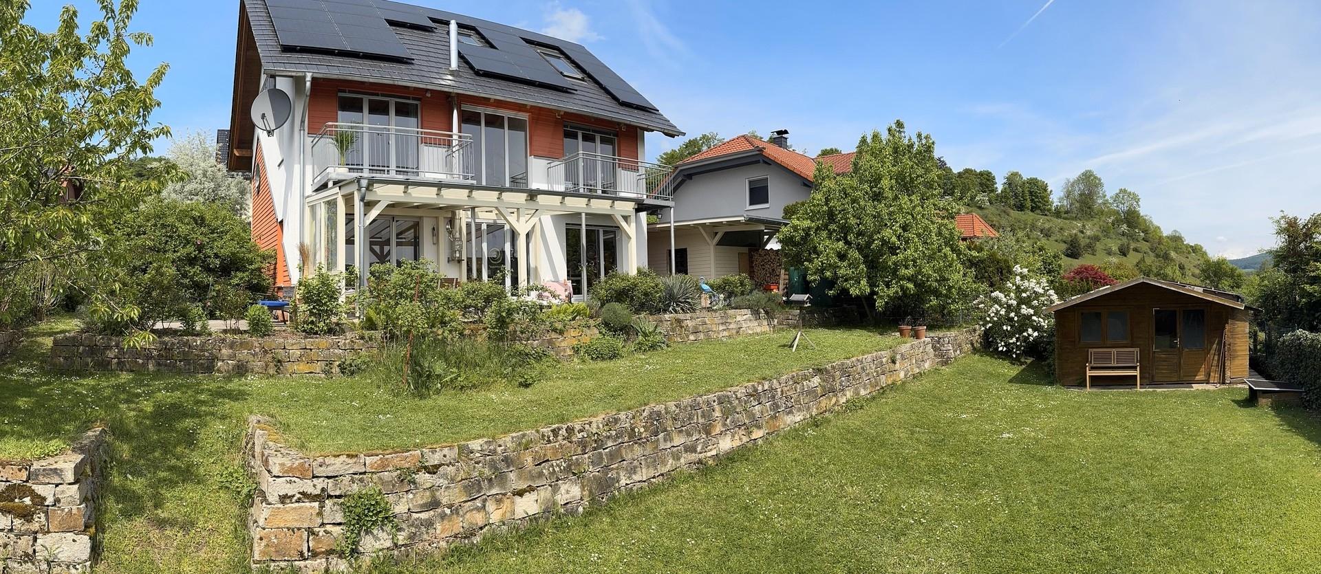 Rückansicht mit Gartenhütte 