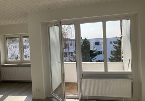 Wohnzimmer mit Balkonzugang