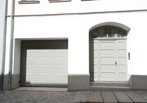 Tor-Einfahrt und Haustür MFH