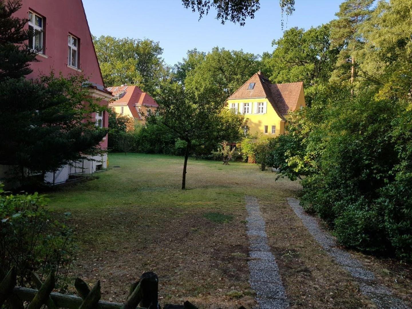 Auffahrt und Garten