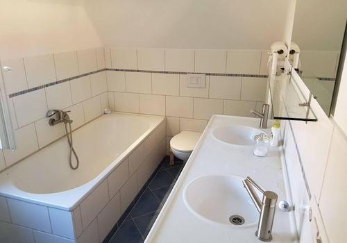 Badezimmer im 1. OG