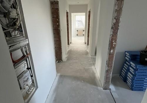Gang mit offener Garderobe