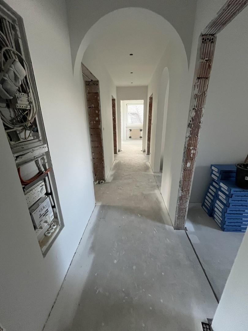 Gang mit offener Garderobe